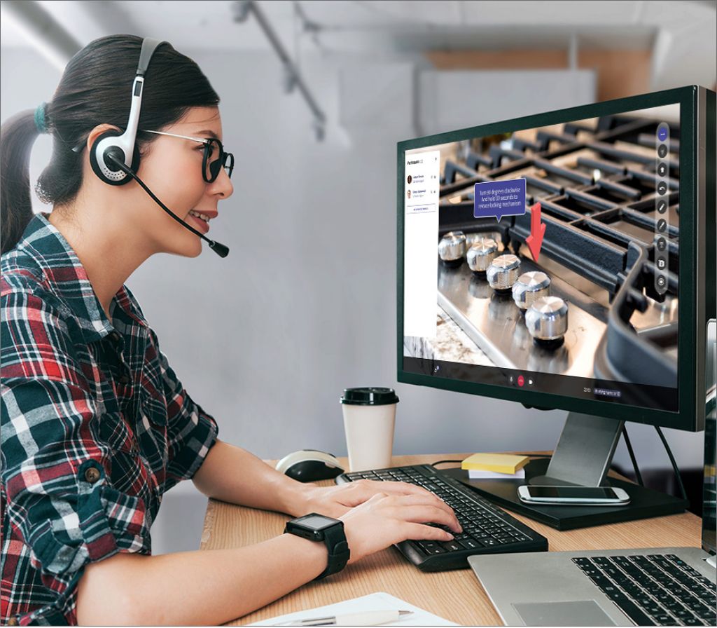 customer support representative helps retail customer with visual AR remote assistance